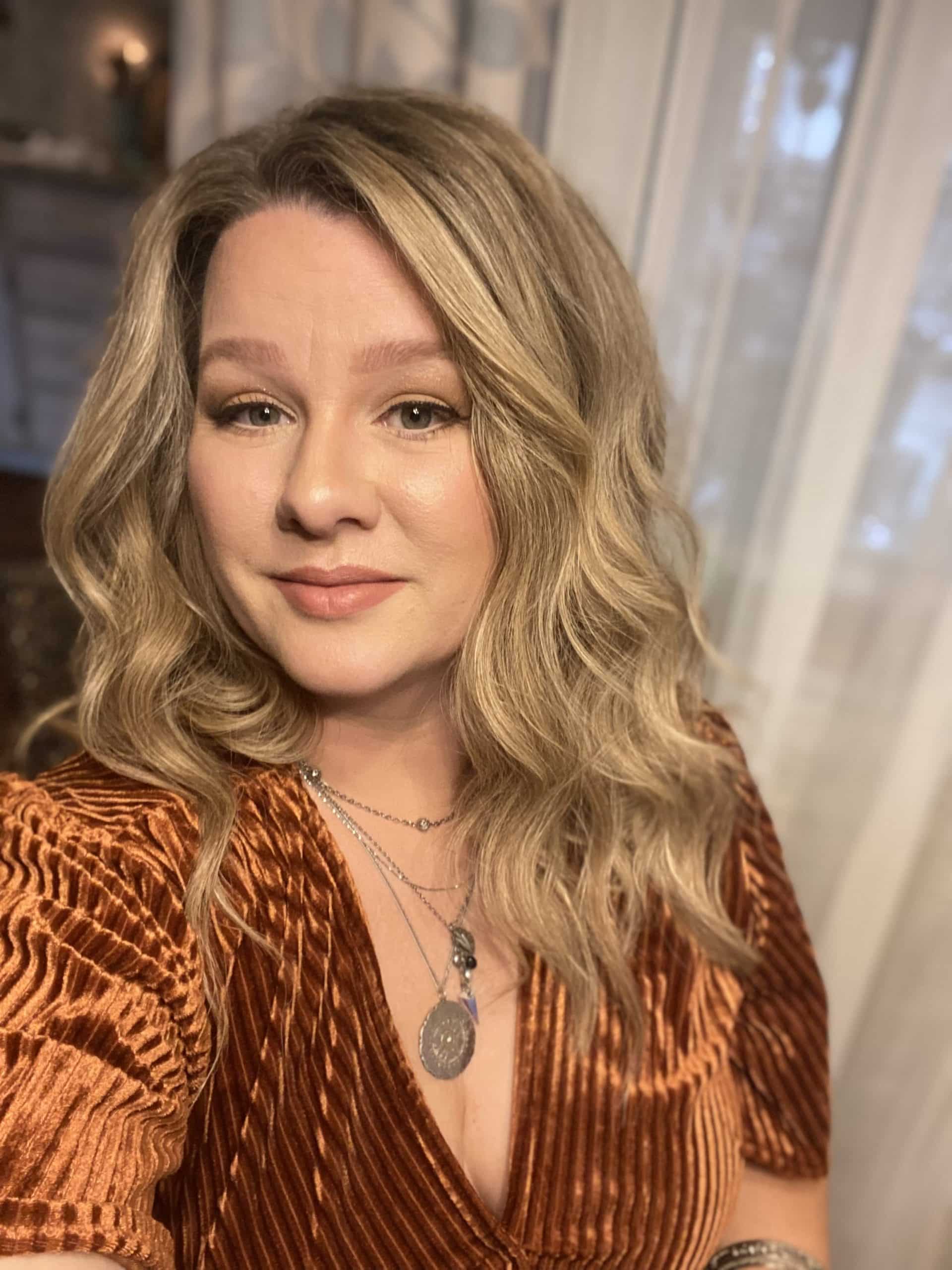 Book Jenifer Davis at Onyx & Gold Beauty Lounge in Rogers Studio. Specialties: Blowouts, Color Custom. Three Northwest Arkansas locations.