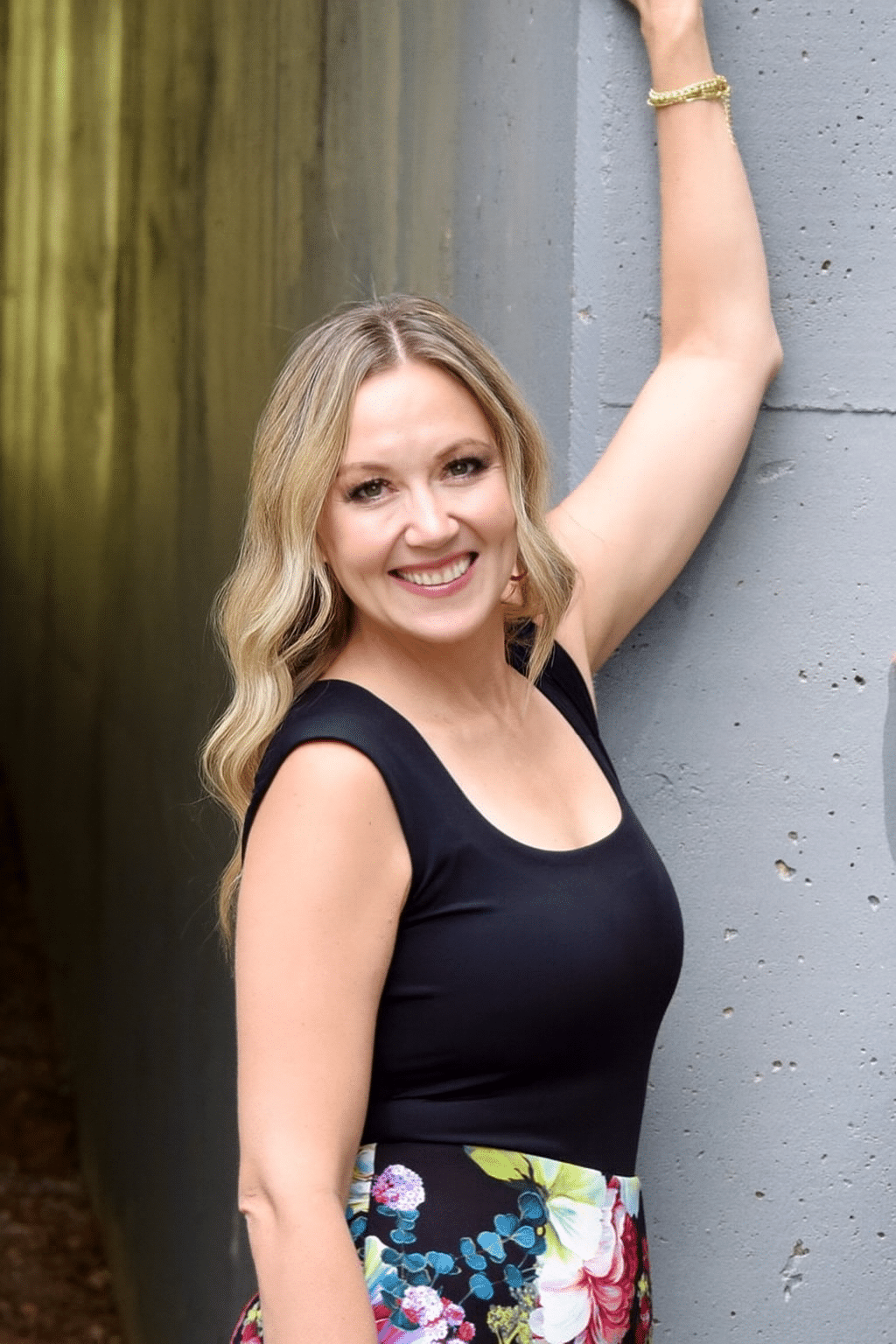 Book Miranda Davis at Onyx & Gold Beauty Lounge in Rogers Studio. Specialties: Blowouts, Color Custom. Three Northwest Arkansas locations.