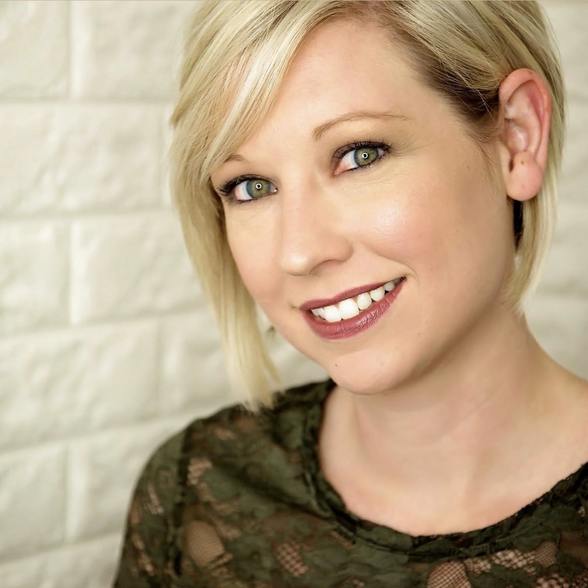 Book Sara Harris at Onyx & Gold Beauty Lounge in Rogers Studio. Specialties: Blowouts, Color Custom. Three Northwest Arkansas locations.